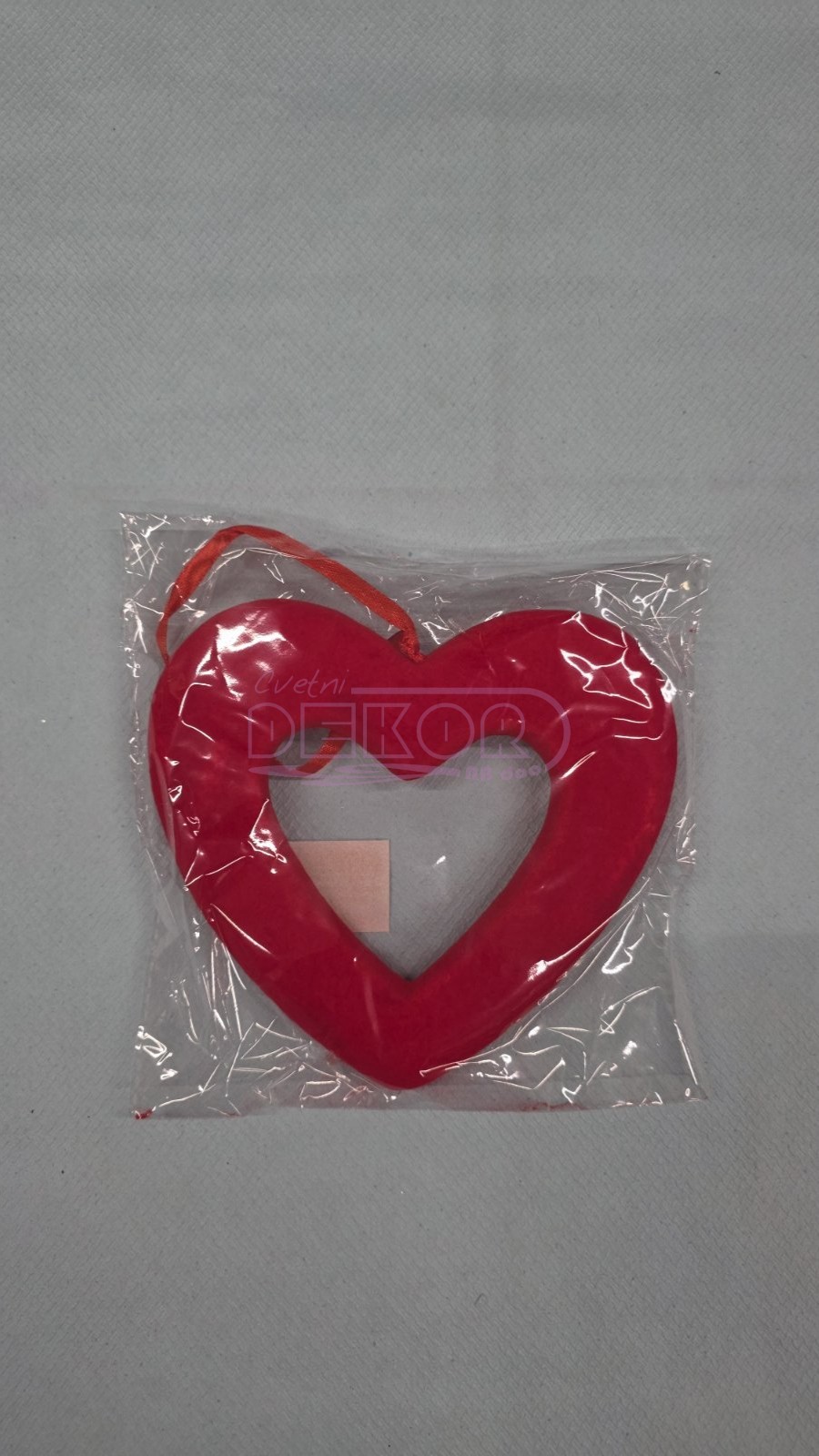 šuplje viseće srce crvene boje