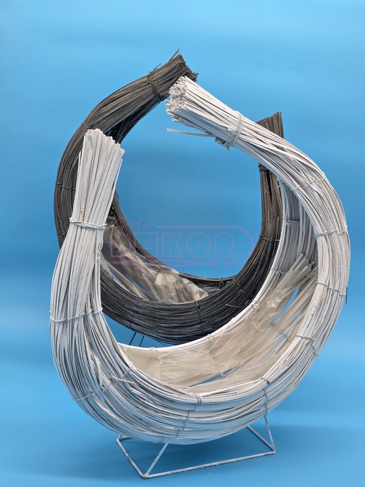 bela i siva pletena korpa