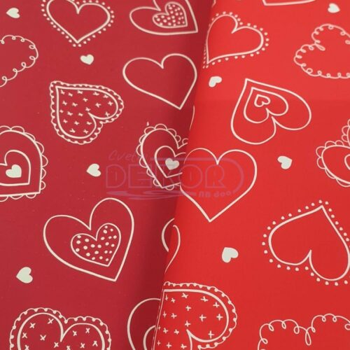 crveni ukrasni papir sa belim srcima