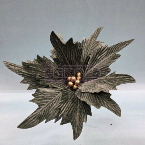 siva novogodišnja grana sa zlatnim kuglicama u sredini