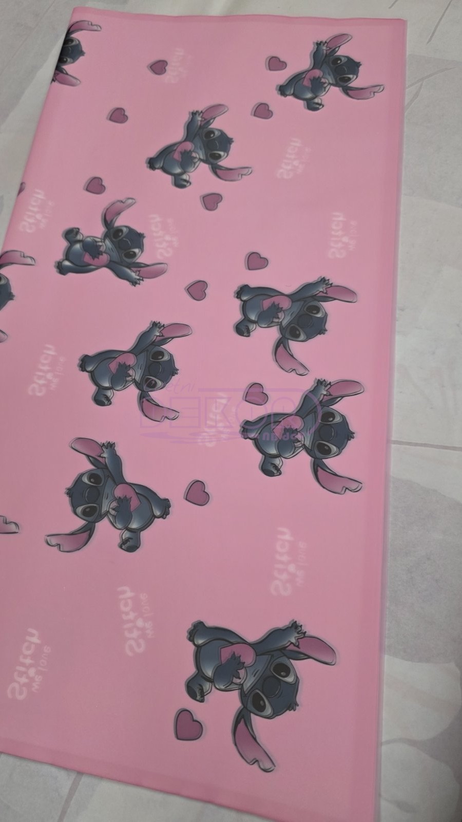 roze ukrasni papir sa likom Sticha