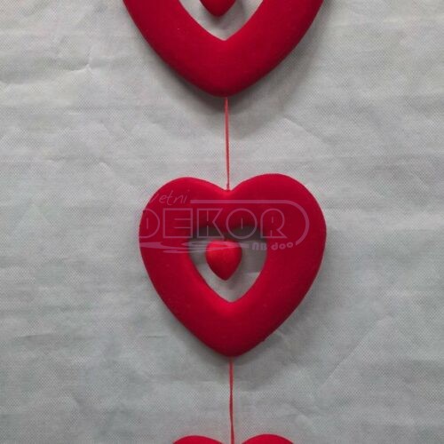 tri šuplja crvena viseća srca sa tačkom u sredini