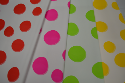 Ukrasni papir sa tačkama u raznim bojama
