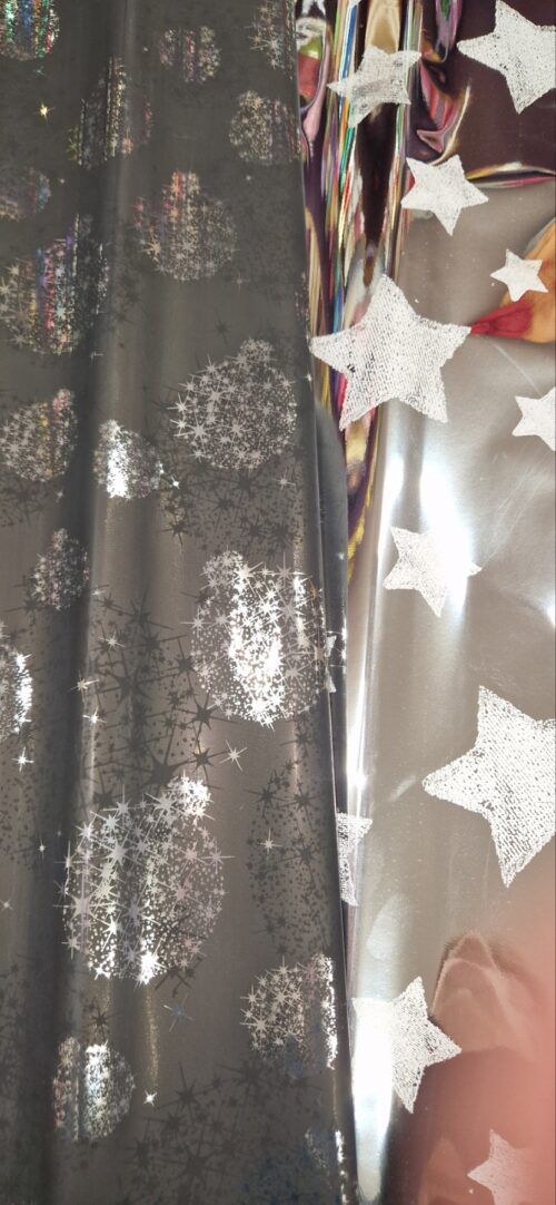 novogodišnji ukrasni papir sa zvezdama i ukrasima za jelku