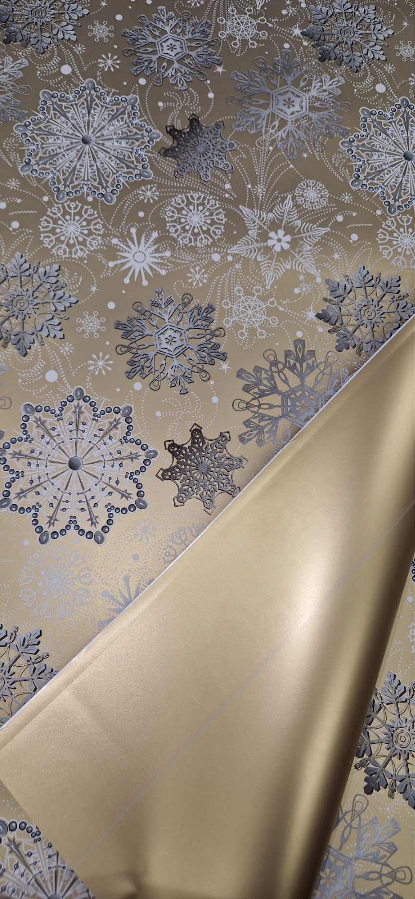 zlatni novogododišnji ukrasni papir sa pahuljicama