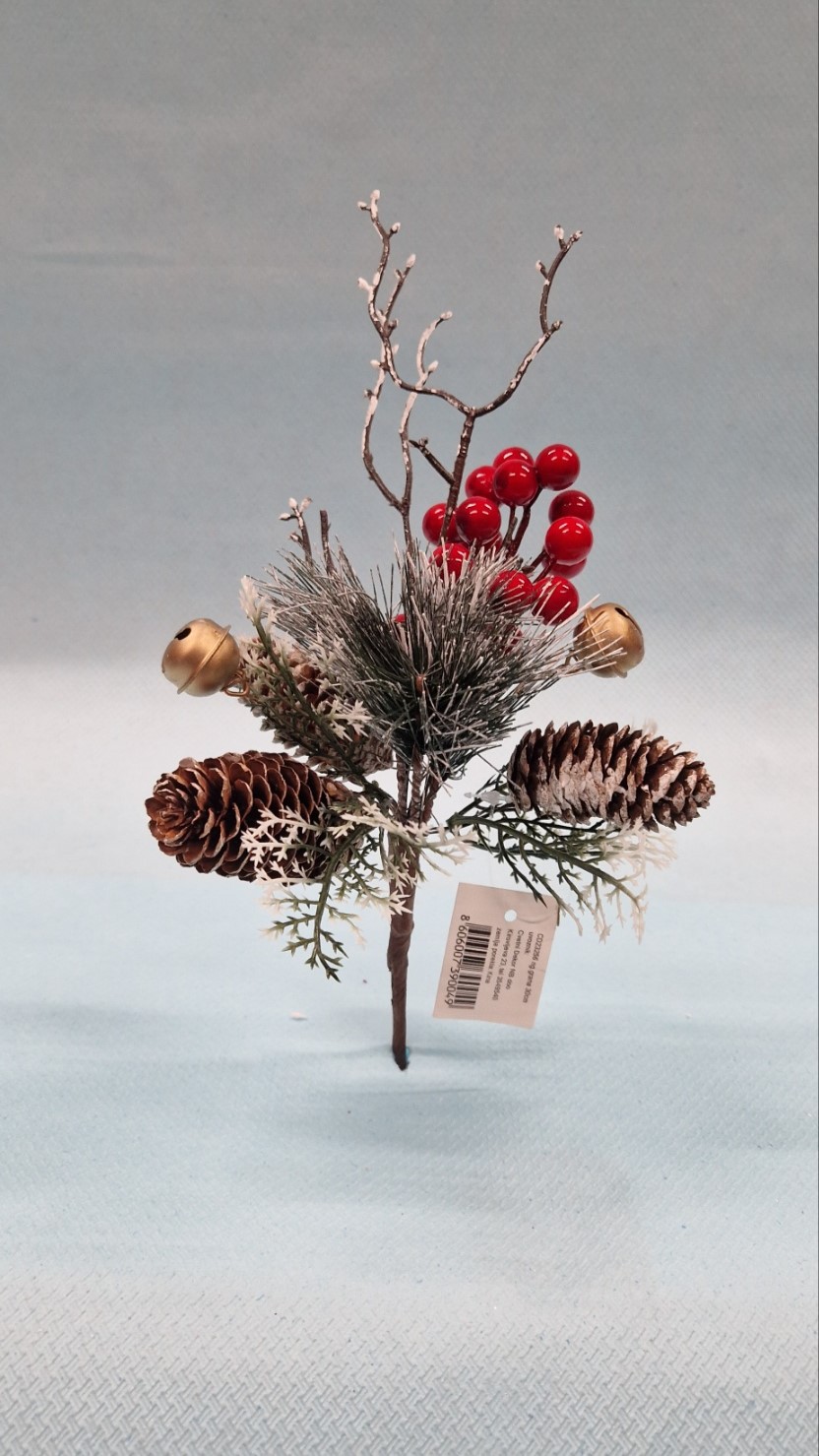 novogodišnja dekoracijska grana sa bobicama, šišarkama i zvončićima