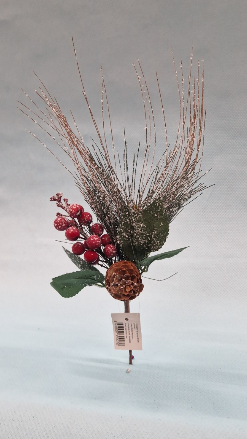 novogodišnja ukrasna grana sa travkama, šišarkom i crvenim bobicama