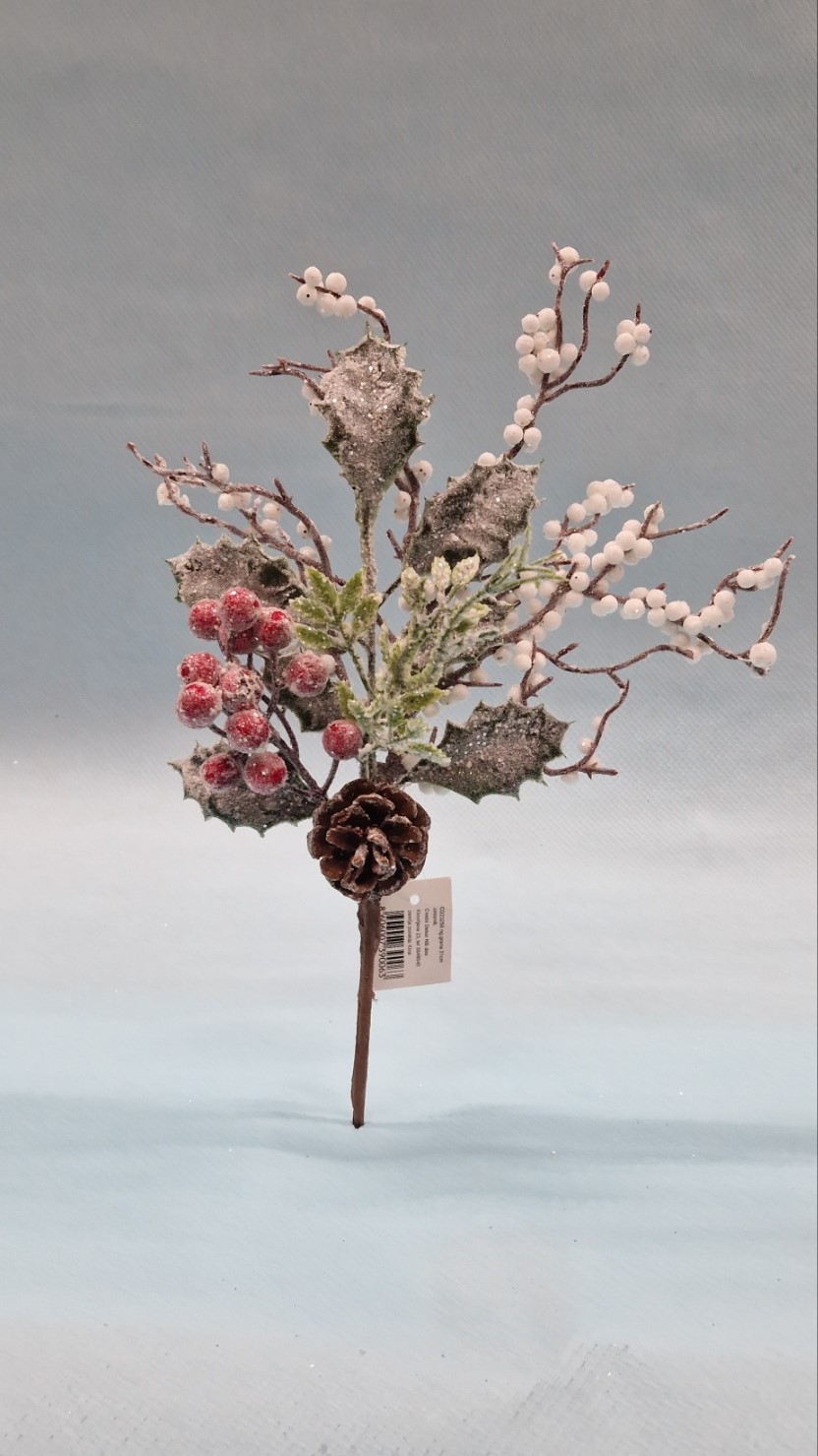 novogodišnja ukrasna grana sa blagim snegom i bobicama