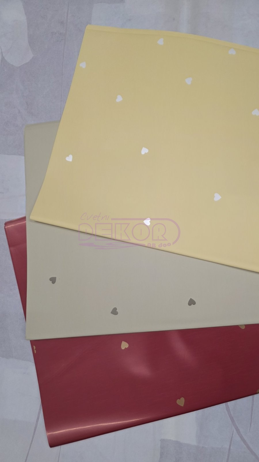 ukrasna folija sa srcima u različitim bojama