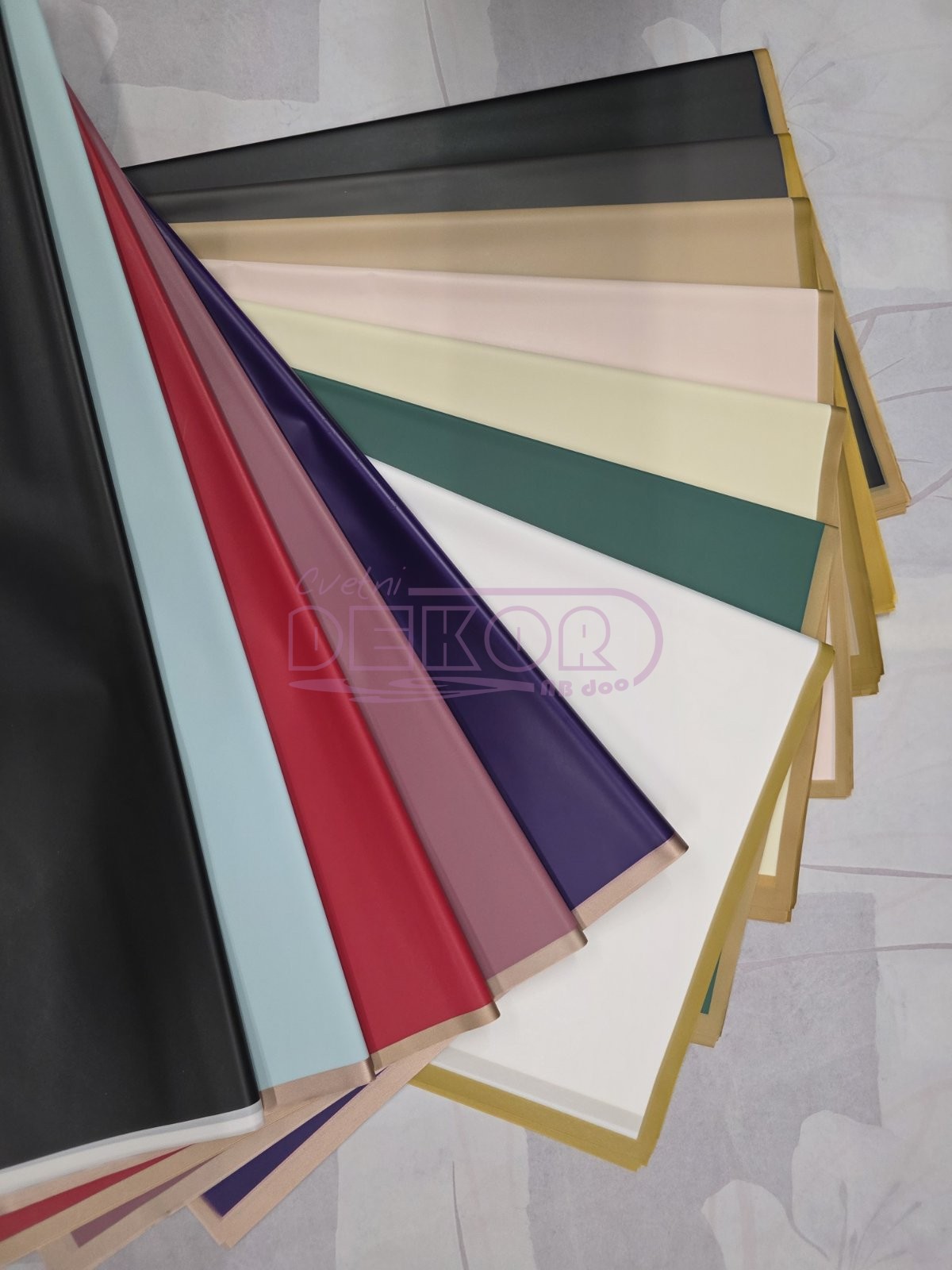 ukrasni papir u više boja