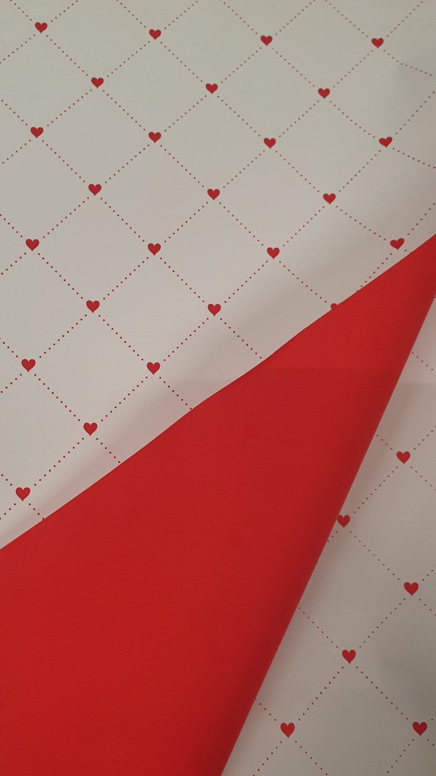 crveno-beli papir sa srcima i crtiacam