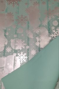 zeleno-srebrni novogodišnji ukrasni papir sa pahuljicama