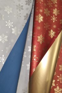 novogodišnji ukrasni papir sa pahuljicama u dve boje