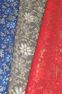 Novogodišnji ukrasni papir u raznim bojama sa cvetovima