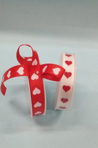 Crvena i bela ukrasna traka sa belim srcima